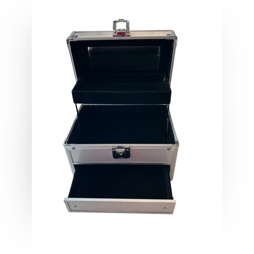 Aluminum makeup artist box